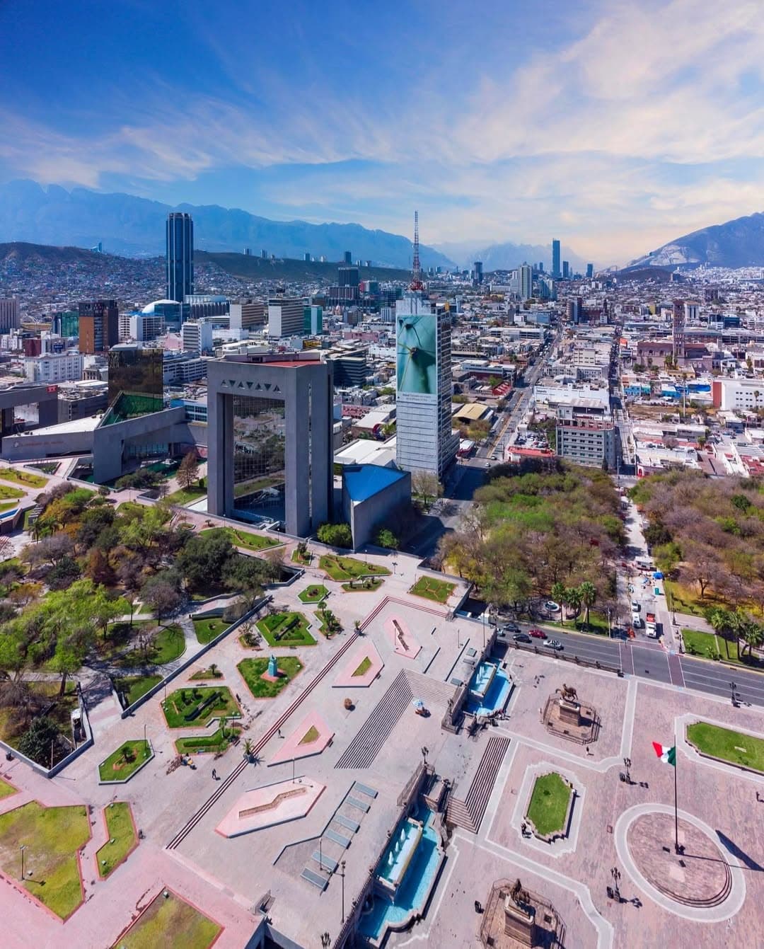Vista de Monterrey: la Macroplaza con el Cerro de la Silla al fondo
