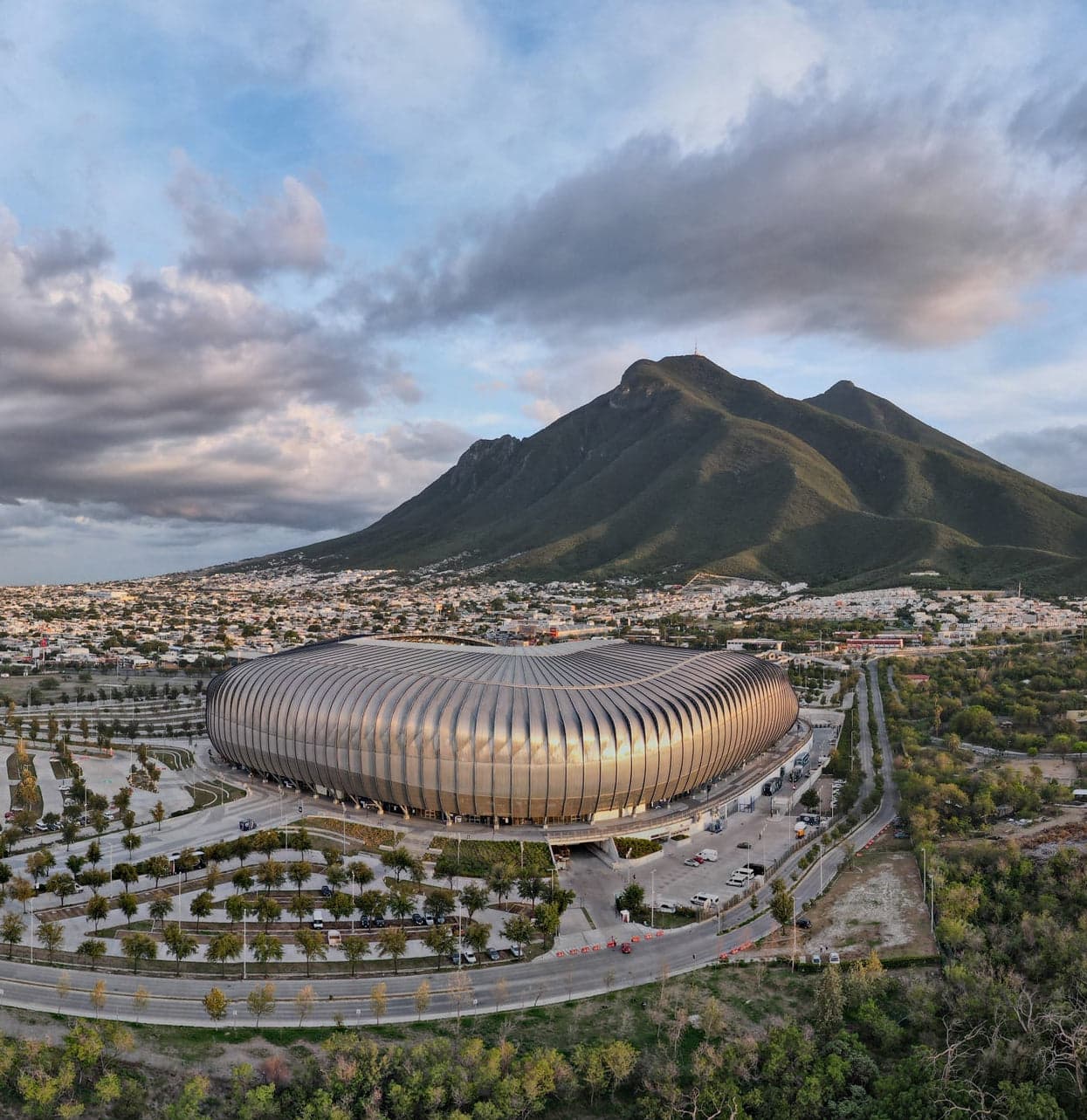 Estadio Monterrey con el Cerro de la Silla